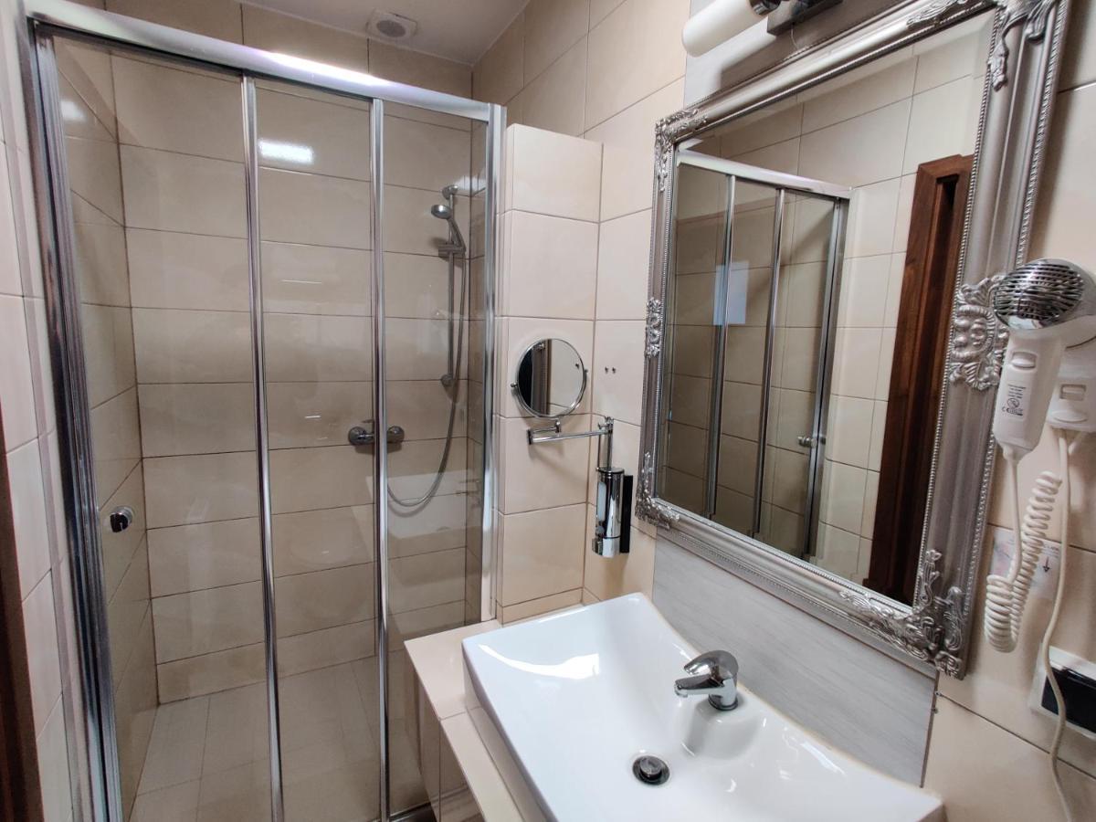 Belweder Aparthotel Porosły Екстериор снимка